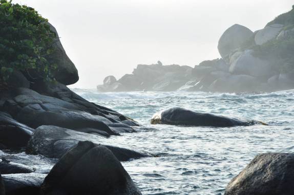 O mar revolto do Cabo San Juan, no Parque Nacional Tayrona, no litoral norte da Colômbia